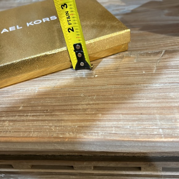 NEW Michael Kors gold box. Fits an envelope wristlet or wallet - Picture 7 of 7